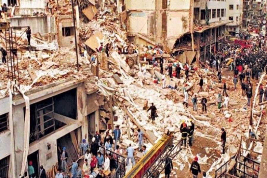 FOTO ARCHIVO AMIA. El panorama desolador tras el atentado a la Mutual Jud&iacute;a en Argentina.
