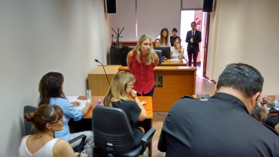 FOTO LA OPINION AUDIENCIA. Minutos antes de la llegada del juez Osvaldo Carlos cuando se preparaba la audiencia imputativa.