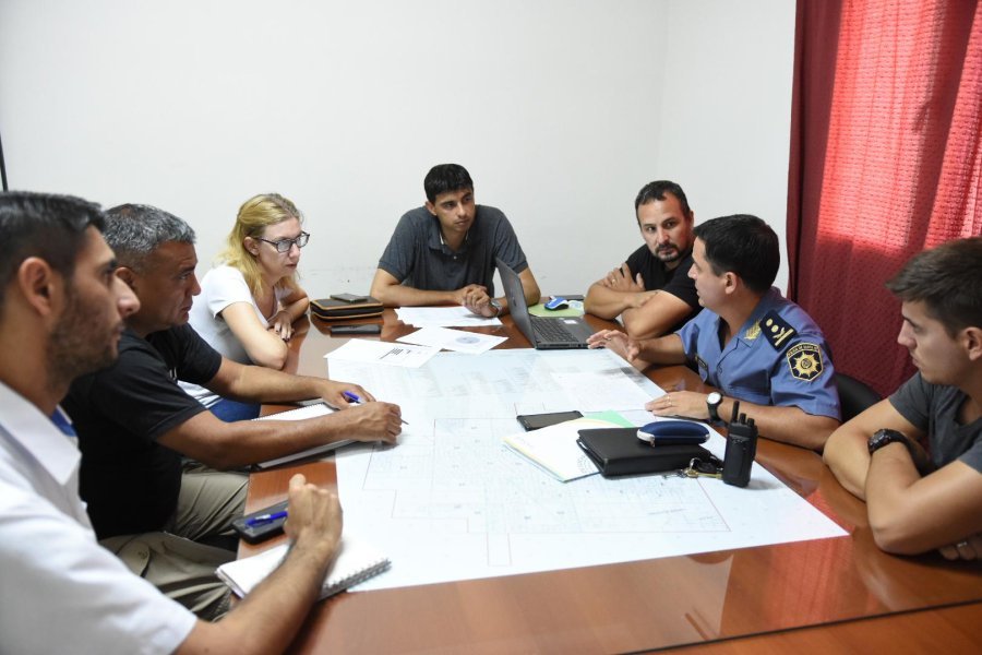 FOTO PRENSA MUNICIPALIDAD COORDINACION. La GUR y la Polic&iacute;a de Acci&oacute;n T&aacute;ctica (PAT) definen &aacute;reas operacionales.