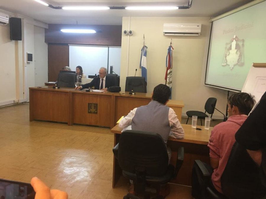 FOTO SOMOS RAFAELA AUDIENCIA. En la sala 3 de la Oficina de Gesti&oacute;n Judicial, el juez Osvaldo Carlos y participantes de la audiencia (de espaldas).