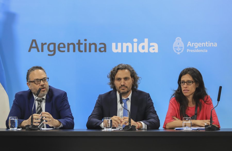 FOTO NA EL LANZAMIENTO. Mat&iacute;as Kulfas, Santiago Cafiero y Paula Espa&ntilde;ol.