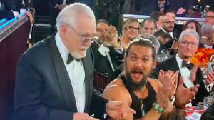 FOTO TELESHOW// JASON MOMOA./ En plena ceremonia, distendido y en camiseta.