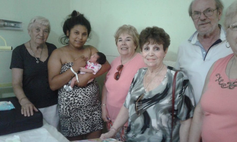 FOTO ROSITA AMBROGI ENTREGA. Los pasivos municipales hicieron la entrega en el "Jaime Ferr&eacute;" a Paulina Isabela, hija de Karen G&oacute;mez y Facundo P&eacute;rez.