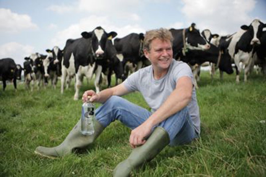 FOTO INTERNET JASON BARBER. El brit&aacute;nico que produce "vodka de leche"  FOTO INTERNET ORGULLOSO.  As&iacute; se muestra Barber con su producto.