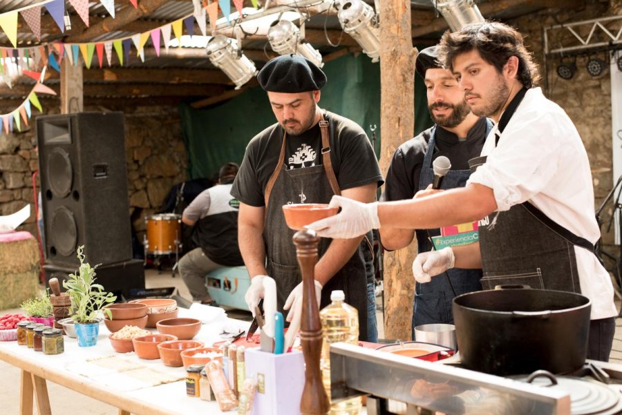 FOTO SECRETAR&Iacute;A DE TURISMO Y PRODUCCCI&Oacute;N DE ESQUEL// SABOR MAPUCHE//Conjuga los aromas de la cocina ancestral y las fusiones de la gastronom&iacute;a patag&oacute;nica.