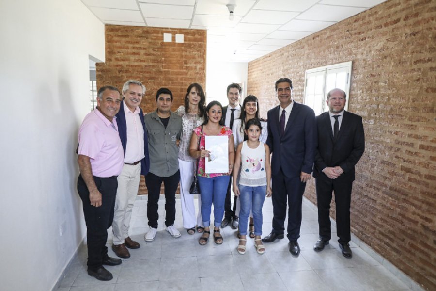 FOTO NA PRESIDENTE. Entreg&oacute; viviendas en la localidad chaque&ntilde;a de Leonesa.