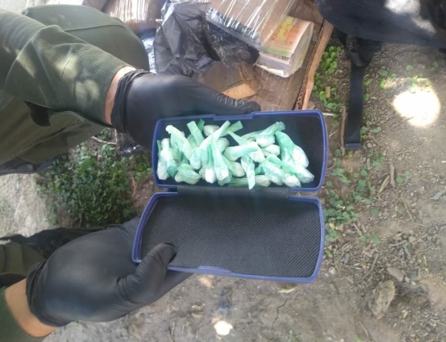 FOTO GNA GENDARMES. Hallaron el estuche en el interior de la rueda de auxilio de un Fiat Idea. Hab&iacute;a 16 gramos de coca&iacute;na.
