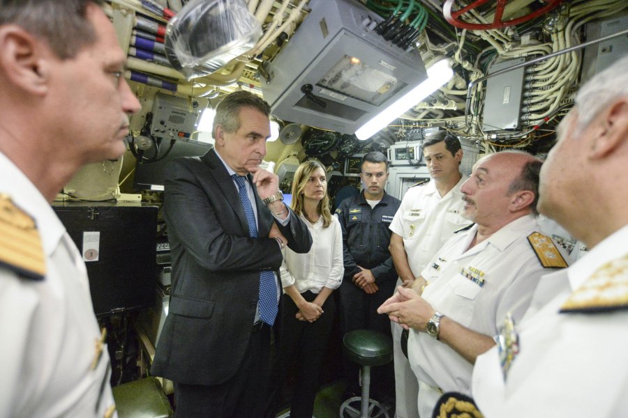 FOTO NA AGUSTIN ROSSI. El ministro de Defensa en la base naval de Mar del Plata.