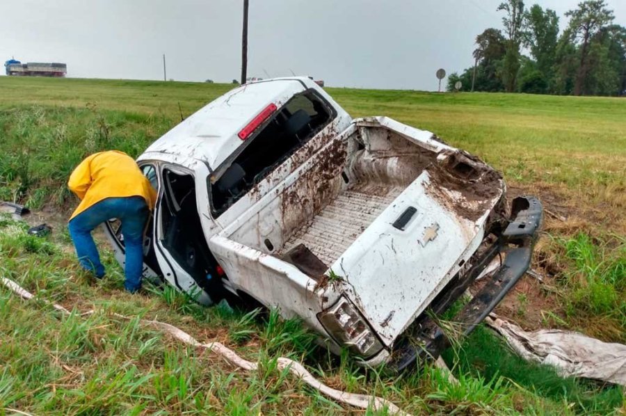 FOTO WEB PAVIMENTO MOJADO. La camioneta iba desde la ciudad de Rafaela hacia Santa Fe por la Autov&iacute;a de la ruta 19.