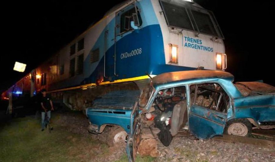 FOTO LA OPINION SIN PALABRAS. El autom&oacute;vil qued&oacute; pr&aacute;cticamente aplastado por la locomotora del tren.