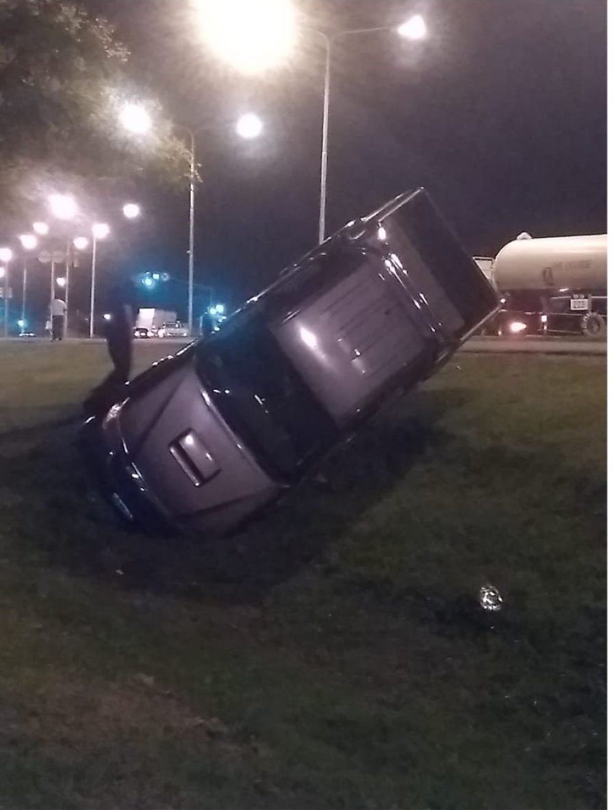 FOTO LA OPINION CAMIONETA GRIS. Unica parte, habr&iacute;a mordido la banquina en ruta 34 y Av. Cerd&aacute;n.
