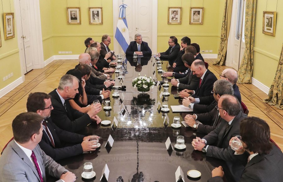 FOTO NA EN CASA ROSADA. Fern&aacute;ndez con directivos de compa&ntilde;&iacute;as petroleras.