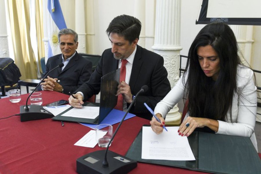 FOTO TWITTER MINISTRO. Trotta al firmar un convenio con la titular de PAMI, Luana Volnovich.