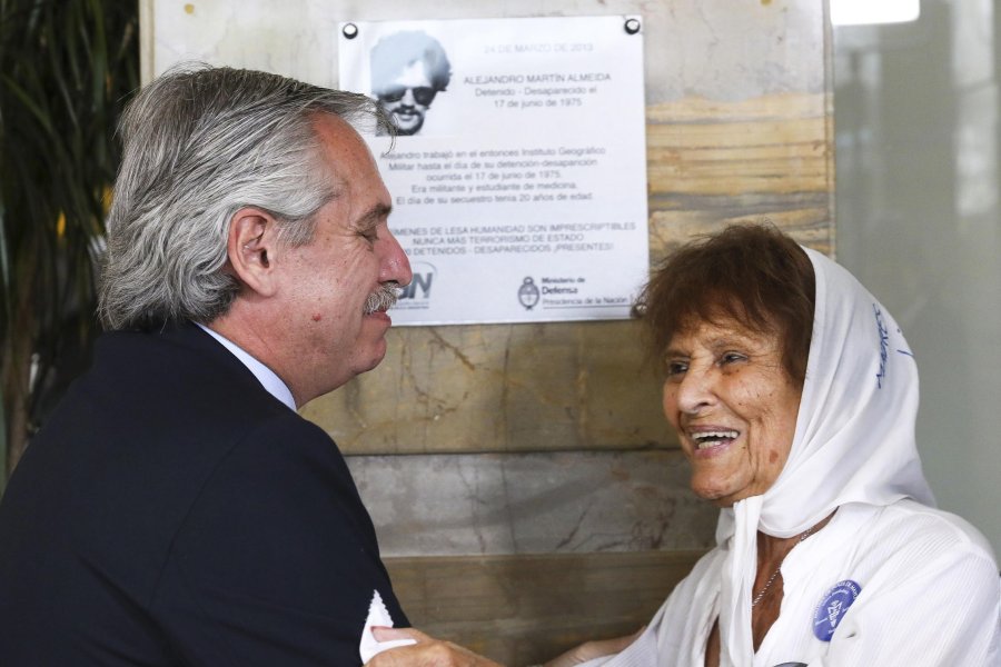 FOTO NA ENCUENTRO. Fern&aacute;ndez con Taty Almeida.