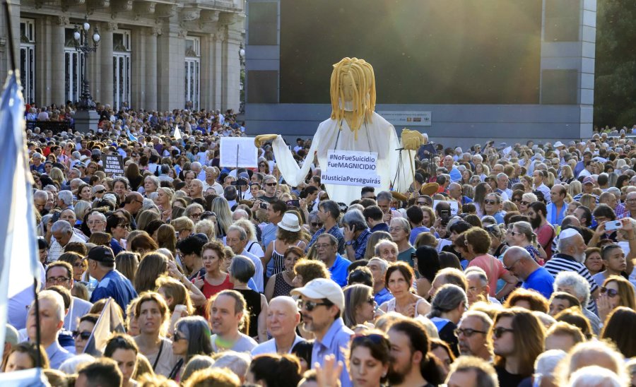 FOTO NA A CINCO A&Ntilde;OS. Los manifestantes portaron banderas argentinas, algunas con cintas negras, y carteles con reclamos de "justicia".
