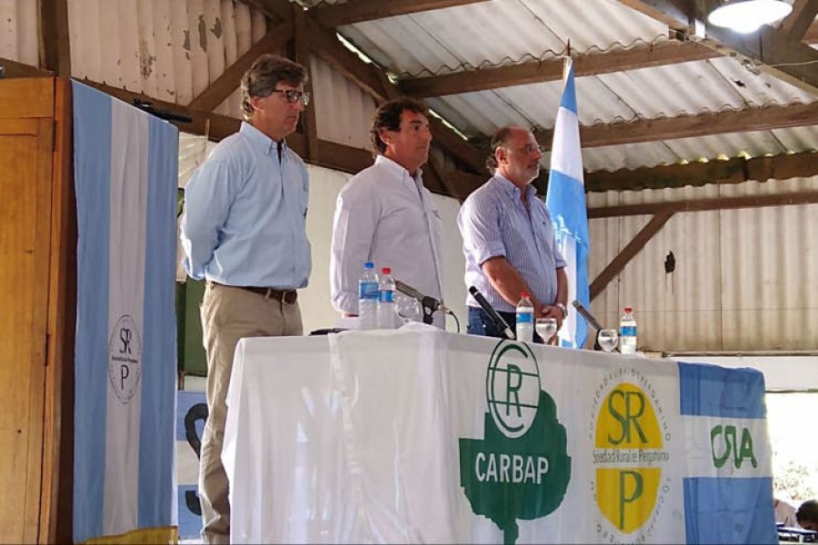 FOTO DIARIO26 MALESTAR. La asamblea de productores agropecuarios en Pergamino.  FOTO CARBAP CABECERA. Mat&iacute;as de Velazco (Carbap), Jorge Josifovich (Sociedad Rural de Pergamino) y Jorge Chemes (CRA).