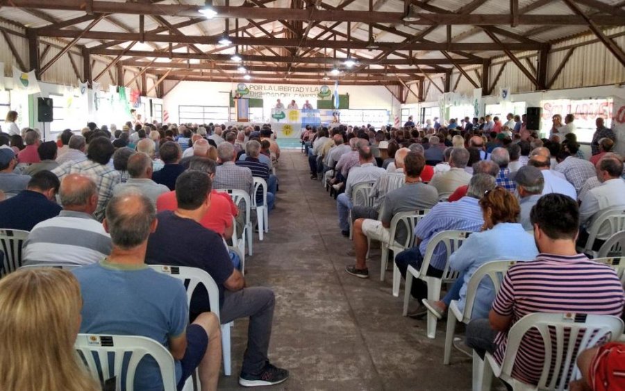FOTO DIARIO26 MALESTAR. La asamblea de productores agropecuarios en Pergamino.  FOTO CARBAP CABECERA. Matías de Velazco (Carbap), Jorge Josifovich (Sociedad Rural de Pergamino) y Jorge Chemes (CRA).
