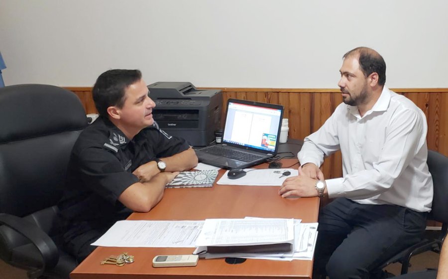 FOTO PRENSA COMUNA// PRODUCCIÓN./ Claudio Mossuz, Abel Zenklusen, Marcelo cogno y José Barbero en un momento del encuentro. SEGURIDAD./ Hernán Ferrero conversa con José Barbero.