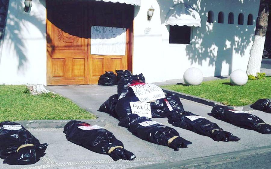FOTO ARCHIVO COLIMA. Los habitantes arrojaron bolsas con cad&aacute;veres frente al Municipio.
