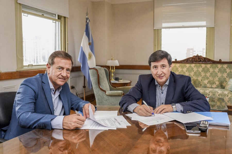 FOTO NA CONVENIO. Fue suscripto por el gobernador Su&aacute;rez y el ministro Arroyo.