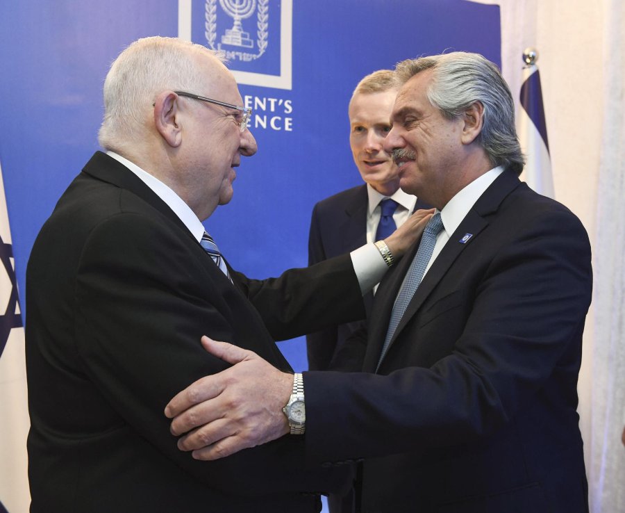 FOTO NA ARRIBO. Alberto Fern&aacute;ndez junto a la primera dama Fabiola Y&aacute;&ntilde;ez y autoridades israel&iacute;es.  BIENVENIDA. El presidente de Israel Reuven Rivlin saluda a Alberto Fern&aacute;ndez.