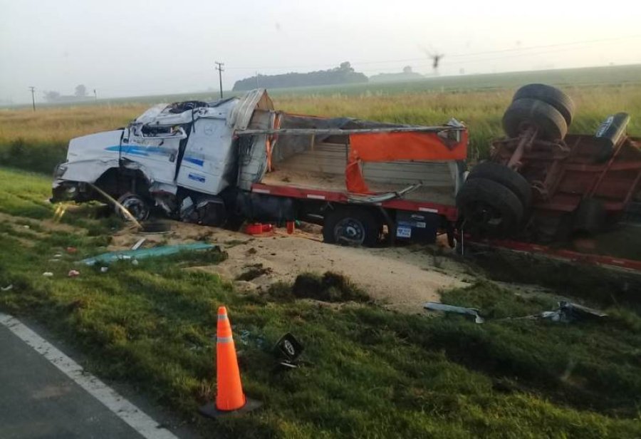 FOTO AHORA CASILDA DESTROZADO. As&iacute; qued&oacute; el cami&oacute;n Scania que transportaba cereales. Su chofer oriundo de C&oacute;rdoba.