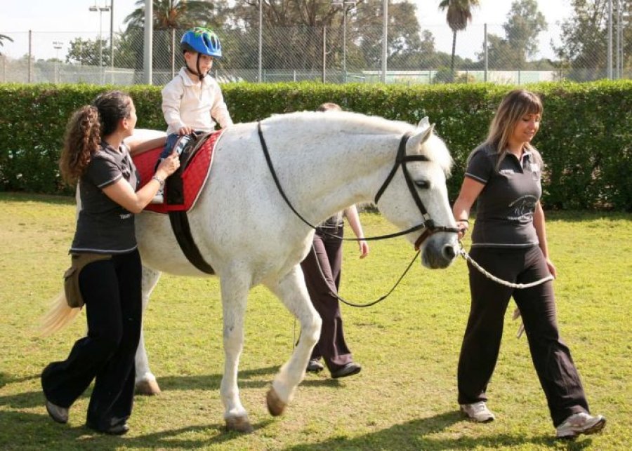 FOTO ARCHIVO EQUINOTERAPIA. Ayuda a la relajaci&oacute;n muscular del paciente.