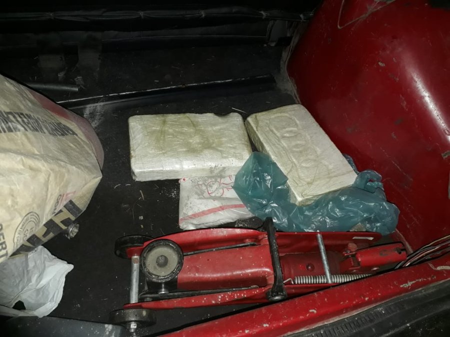FOTO MIN.SEG. SANTA FE COCAINA. Los dos &ldquo;ladrillos&rdquo; de 1 kg cada uno de droga, junto a la bolsa de cemento donde se ocultaban.