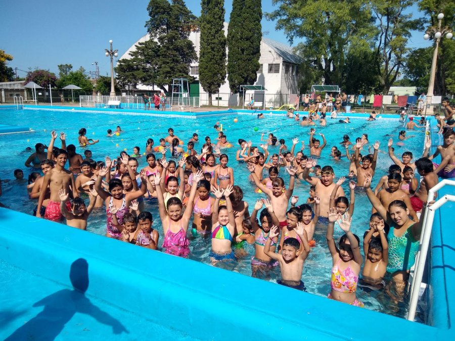 FOTO CP// COLONIA TODOS AL AGUA// Los colonos participando de actividades en el agua.