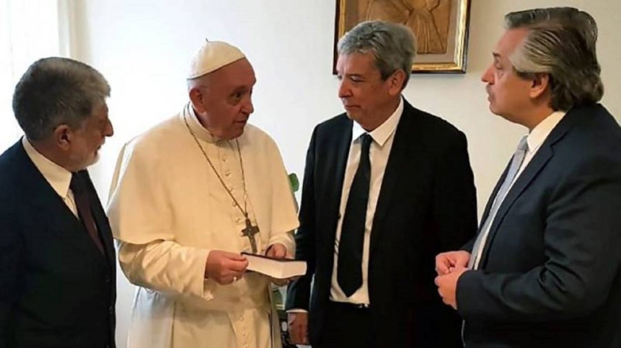 FOTO ARCHIVO AGOSTO. Fern&aacute;ndez y el dirigente chileno Ominiani fueron recibidos por el Papa.