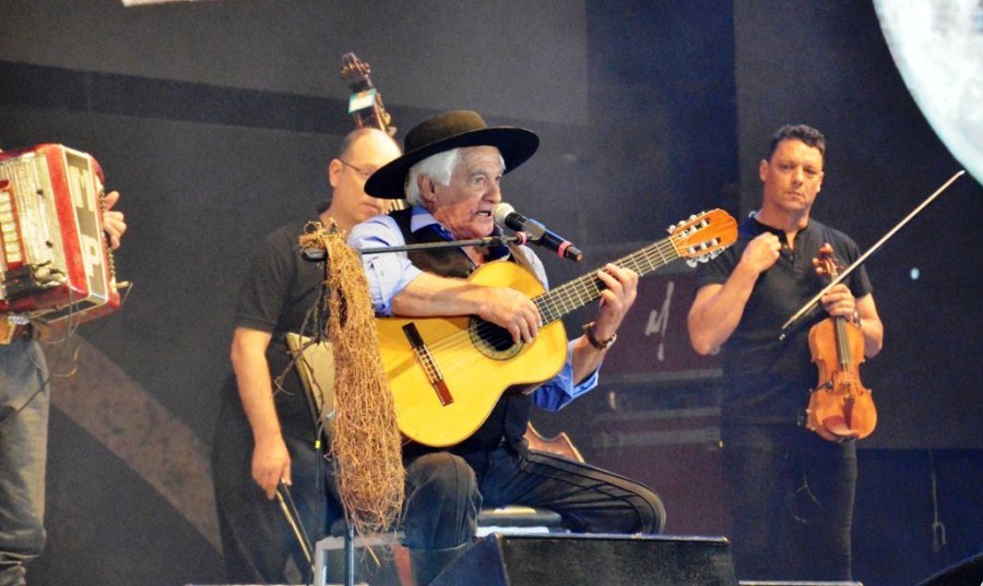 FOTO PRENSA  OV C// PRESENTACI&Oacute;N./ El santafesino en el escenario Atahualpa Yupanqui.