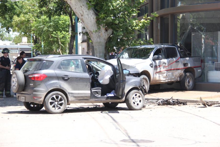FOTO JORGE BARRERA IMPACTO. La camioneta Ford Ranger subi&oacute; a la vereda y se incrust&oacute; en el local comercial.