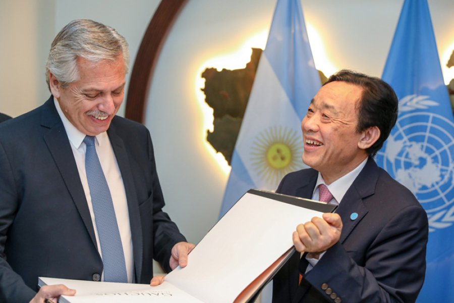 FOTO NA AUDIENCIA. Fern&aacute;ndez y Qu Dongyu durante su encuentro en Roma.