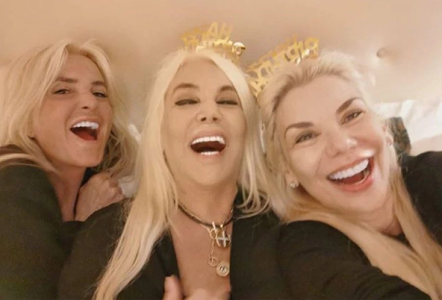 FOTO TELESHOW// MODOSELFIE// Susana, con Mecha y su amiga Lizzie, en el festejo del cumplea&ntilde;os de la estrella de Telefe.