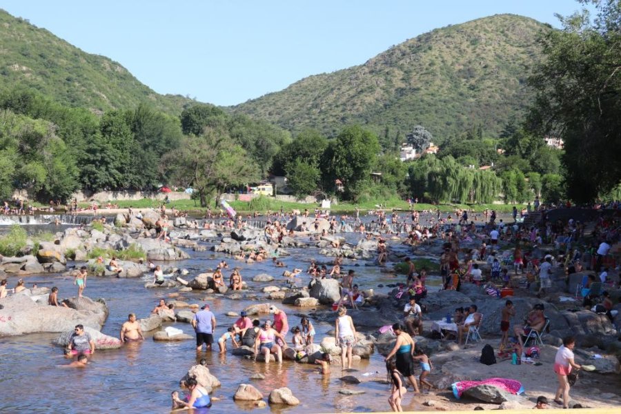 FOTO MIN. TURISMO DE LA NACION VILLA CARLOS PAZ. Los turistas se refrescan en el r&iacute;o San Antonio.