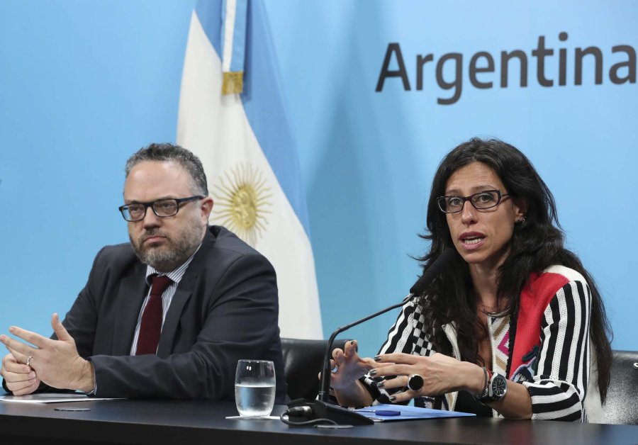 FOTO NA ANUNCIO. Mat&iacute;as Kulfas y Paula Espa&ntilde;ol dieron detalles de la medida.