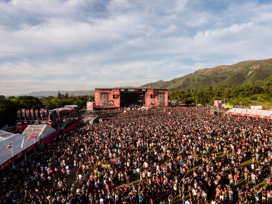 FOTO PRENSA CR MULTITUD. El fin de semana se esperan miles y miles de fan&aacute;ticos en los 20 a&ntilde;os del Cosqu&iacute;n Rock.