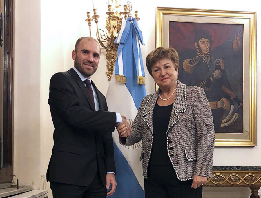 FOTO NA COINCIDENCIAS. Guzm&aacute;n con Georgieva en la Embajada argentina en Roma.