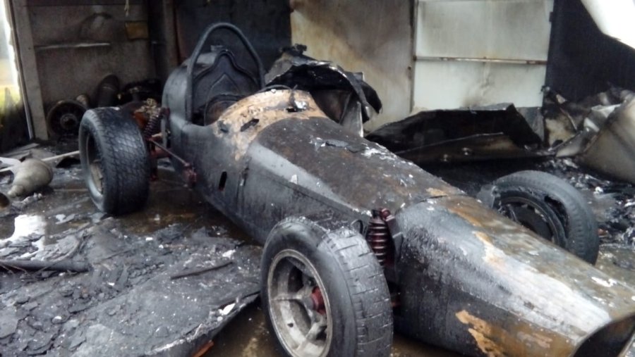 FOTOS INTERNET Y D.S. ESTADO.  As&iacute; qued&oacute; lo que resultaba una reliquia deportiva.  DESTRUCCION.  Tras la acci&oacute;n del foco &iacute;gneo.  ESCENARIO. A poco de producirse el inicio del fuego.