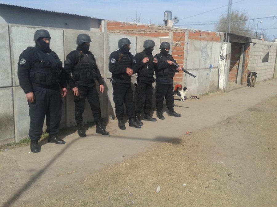 FOTO ARCHIVO ALLANAMIENTO.  Acciones similares se observaron ayer, en sectores del barrio 2 de Abril.