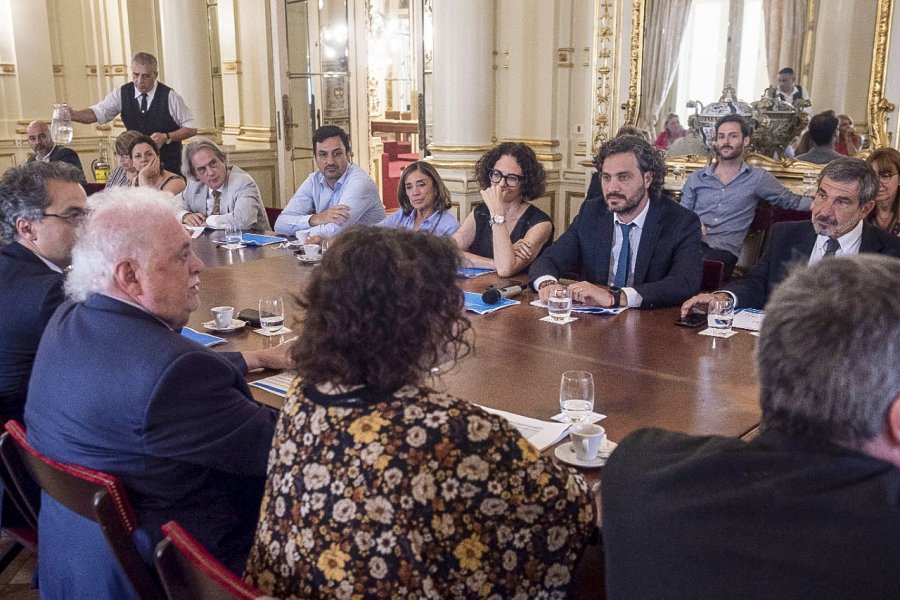 FOTO NA EQUIPOS. Cafiero y Gin&eacute;s Gonz&aacute;lez Garc&iacute;a junto a funcionarios de distintos ministerios.