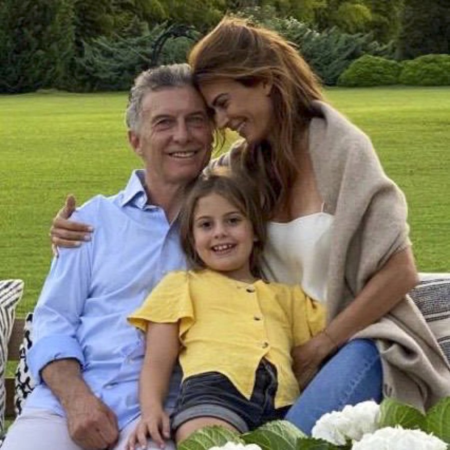 FOTO NA FAMILIA. Macri subi&oacute; una foto a su cuenta de Twitter agradeciendo los saludos.