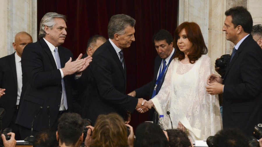FOTO ARCHIVO NA MALA ONDA. Cristina y su antip&aacute;tico saludo a Macri.