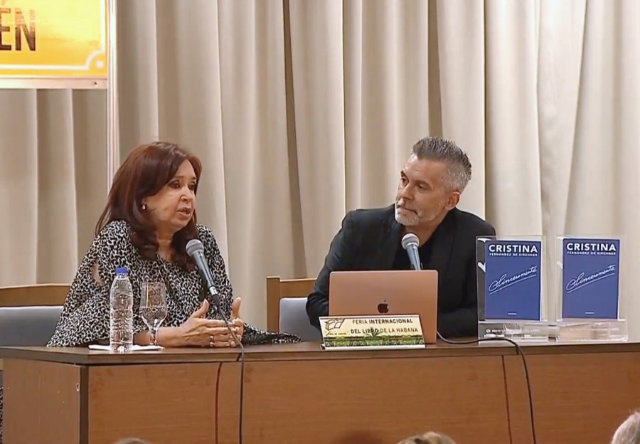 FOTO NA EN LA TIERRA DE FIDEL. Cristina llev&oacute; su libro a la Feria del Libro de La Habana.