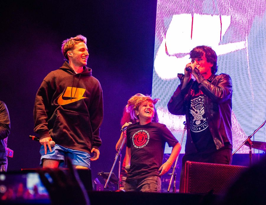 FOTO G. SÁNCHEZ DIVERSIDAD GENERACIONAL. Wos, Alejandro Ciro Martínez y Andrés Ciro Martínez, juntos cantando Pistolas.  RAFAELINOS. La postal de Sin Otra Escapatoria (SOE) y las sierras de Córdoba luego de su presentación en el Cosquín Rock.