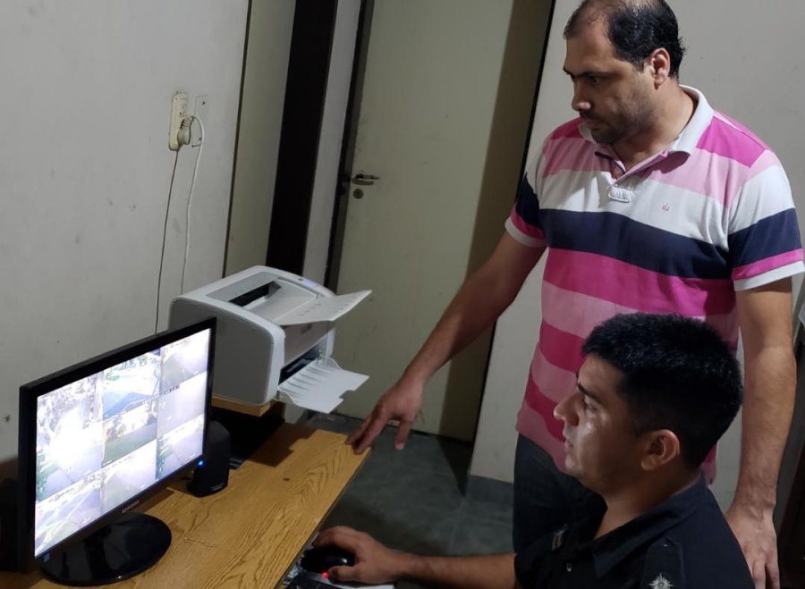 FOTO PRENSA COMUNA// MONITOREO./ Jos&eacute; Barbero interes&aacute;ndose en el funcionamiento del Centro de Monitoreo. RESIDUOS./ Los ni&ntilde;os de la colonia recibieron  informaci&oacute;n acerca de recolecci&oacute;n y tratamiento. TURSIMO RURAL./En un encuentro fue considerado s