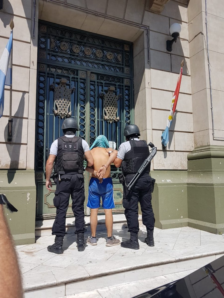 FOTO LA OPINION MOMENTO DE UN INGRESO. A la jefatura de Polic&iacute;a, por la puerta principal.  FOTO LA OPINION OTRO INGRESO. Por el sector que ocupa el Comando Radioel&eacute;ctrico de la UR V.