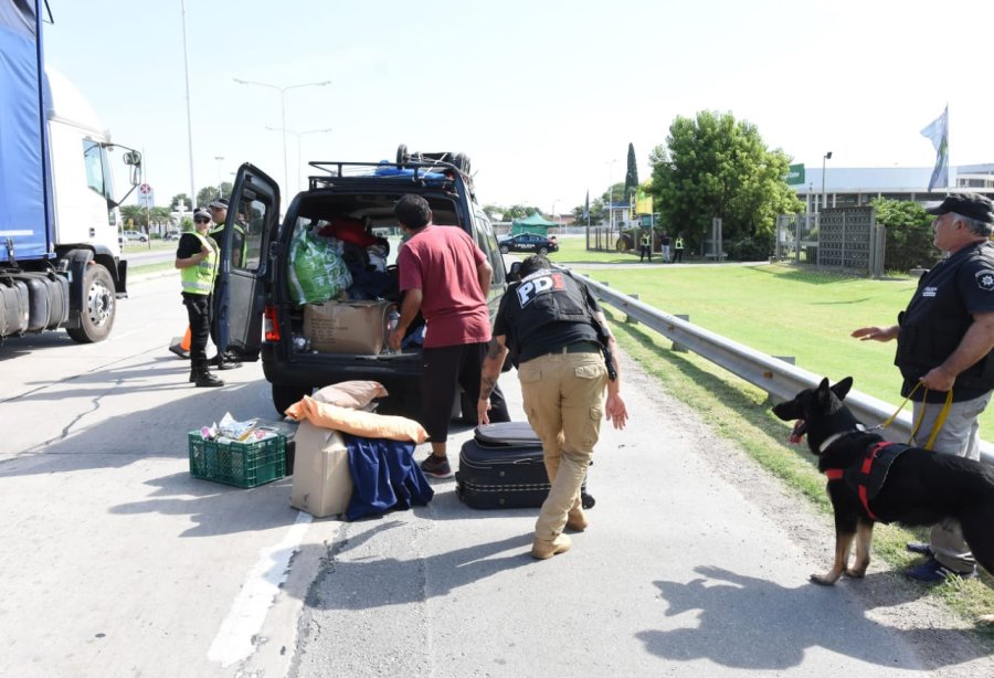 FOTO LA OPINION POLICIAS EN ACCION. Hubo operativos de control veh&iacute;cular en la 34.