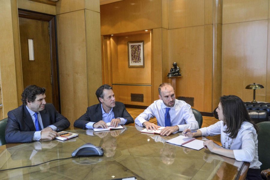 FOTO NA DIALOGO CORDIAL. Guzm&aacute;n con los enviados del FMI.