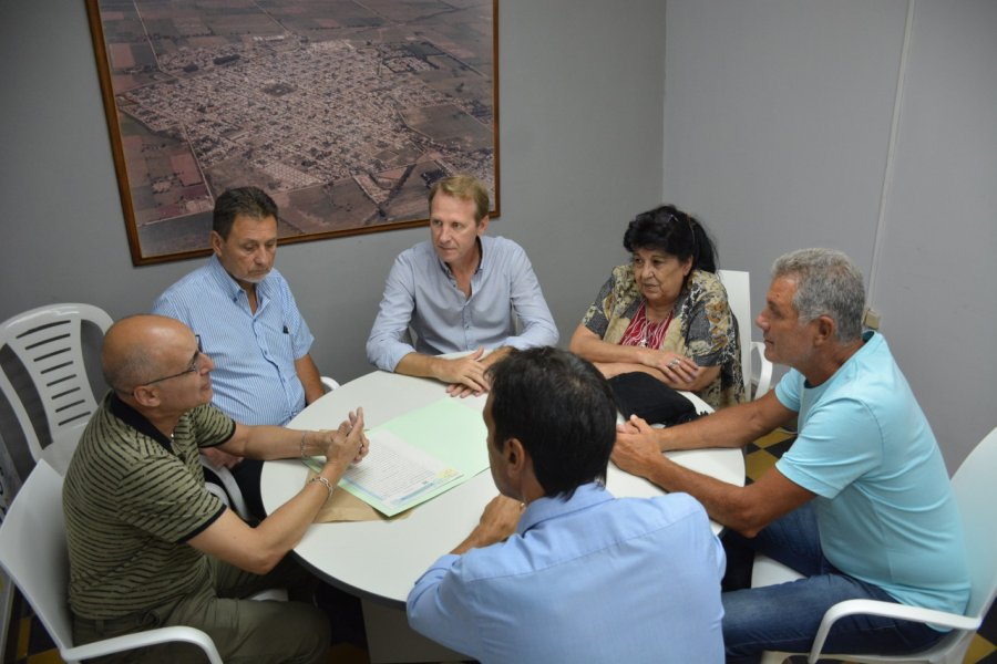 FOTO COMUNICACI&Oacute;N// REUNI&Oacute;N./ Funcionarios municipales con representantes del gremio.